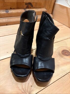 Coclico black leather platform heels